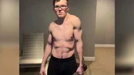 Un joven de 19 años cambia de forma extraña su cuerpo tras entrenar solo la mitad de sus músculos