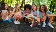 Necesarios para conciliar, pero más caros que nunca: una de cada tres familias en España no pueden pagar los campamentos de verano