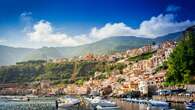 El encantador pueblo de la costa de Italia con un impresionante castillo enclavado en una roca