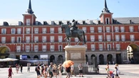 Limitar el tráfico, los 'free tours' y los grandes eventos: las acciones que valora Madrid para proteger la Plaza Mayor de la saturación