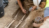 La reforma de unos jardines en el Raval destapa restos óseos del siglo XVIII de un antiguo cementerio