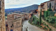 El pueblo con menos de 100 habitantes y una ruta con increíbles figuras talladas