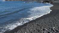 Así es la increíble playa de arena negra en Lanzarote resultado de la erupción del Timanfaya