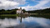 El pueblo asturiano con un paisaje cambiante y una iglesia y cementerio flotantes