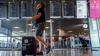 Una azafata explica lo que hay que hacer con el equipaje en un vuelo con escalas para no perderlo