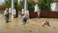 Una reportera rumana acaba hundida y tragando agua mientras informaba de unas inundaciones