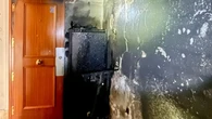 Atrapados en su casa entre las llamas: rescatan a tres personas tras incendiarse un patinete en el recibidor