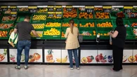 Aceite de oliva, tomates, leche... por qué la forma en que se fija el precio de los alimentos genera tanta polémica