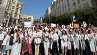 Los médicos exigen frente al Congreso una reducción de jornada laboral y guardias cotizadas durante la huelga