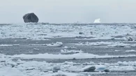 El extraño iceberg negro hallado por un pescador cerca de Canadá que se ha hecho viral
