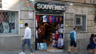 Barcelona pone coto al souvenir limitando su espacio en tiendas y perseguirá asociaciones que acaban siendo clubs cannábicos