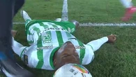 Susto tremendo en la liga colombiana: un futbolista desata la angustia al caer en mitad de un partido 