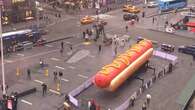 Aparece un perrito caliente gigante en pleno Times Square con una 