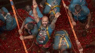 Una mascota modernizada y pase VIP para subir a un camión a tirar tomates: la Tomatina de Buñuel renueva su imagen