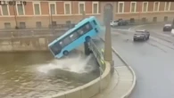 Tres muertos y seis heridos graves al caer al río un bus en San Petersburgo