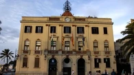 Dos coches chocan frente al Ayuntamiento de Lloret... y los ocupantes terminan peleándose con hachas