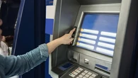 Sacar dinero en efectivo de los cajeros cambiará a partir del 28 de junio 