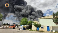 Un incendio en una fábrica en Silla provoca el corte de la circulación de Cercanías hacia Catarroja