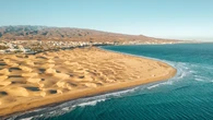 Describen cómo se forman las dunas de arena en las playas y superficies duras