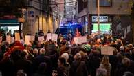 Protesta cerca de la sede de Junts en Barcelona por su rechazo al decreto ómnibus: 