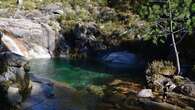 El espectacular pozo de aguas cristalinas escondido en la naturaleza y ubicado entre Portugal y Galicia