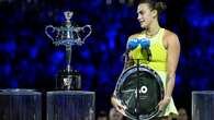 Aryna Sabalenka, de romper la raqueta a ponerse a hablar con el trofeo tras perder en Australia: 