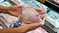 Un carnicero explica las diferencias entre el pollo amarillo y el blanco: "Más sabor y mayor calidad"