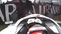 La escena más surrealista del GP de Silverstone: Bearman se estampa a 260 kilómetros por hora entrando en el pit-lane