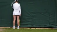 La vigente campeona de Wimbledon rompe a llorar en pleno partido, pierde y deja el trono libre a una nueva reina de la hierba