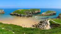 La bonita playa de Asturias con aguas tan tranquilas como una piscina natural