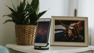 La solución para evitar los cables es una base de carga inalámbrica para todos tus dispositivos: