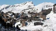 El pequeño pueblo de Francia cuyas calles se convierten en una auténtica estación de esquí