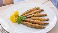 Boquerones al limón con harina de garbanzo: una receta para chuparse los dedos y con ingredientes baratos