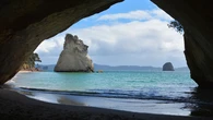 Esta es la playa más bonita de Lugo, según la IA: rocas y acantilados que crean cuevas marinas únicas