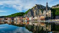 La ciudad a orillas del río Mosa que está rodeada de impresionantes acantilados y es una de las más bellas de Bélgica