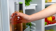 Las cuatro maneras más rápidas de enfriar un vino, según los expertos: de la sal al calcetín