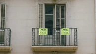 El gobierno de Collboni pacta con Junts un plan urgente de ayudas a la vivienda para los que quedan fuera de las existentes