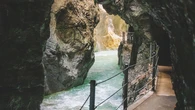 La espectacular ruta de senderismo por un estrecho desfiladero con un río de aguas azules
