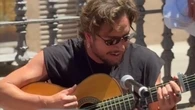 Manuel Carrasco sorprende con un concierto improvisado en el centro de Sevilla antes de comenzar su gira en La Cartuja