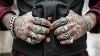 Una tatuadora revela la parte del cuerpo en la que renuncia a trabajar: "Puede resultar frustrante"