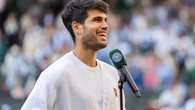 El divertido momento de Alcaraz con un fan tras pasar a semis de Wimbledon: "¿Ibiza?"