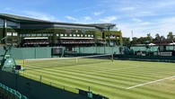 Wimbledon, la excelencia británica llevada al extremo: marcadores 'a mano', formación 'militar' a los recogepelotas, trajes a medida...