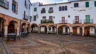 El pueblo blanco de Badajoz con dos plazas porticadas y la farmacia más bella de España