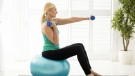 Sentadilla con pelota de pilates contra la pared: tonifica las piernas, el abdomen y los glúteos