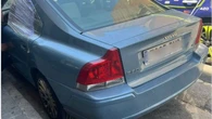 Abandona a su hija de cinco años dentro del coche media hora al "despistarse" por una llamada de teléfono e interviene la Policía Local