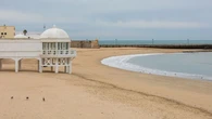 La playa de Cádiz donde se rodó una película de James Bond: 007 pisó uno de los lugares más bonitos de Andalucía