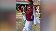 Una joven luce su moreno en la Feria de Sevilla y los comentarios tiran de ingenio: "Bronceamos, pero no juzgamos"