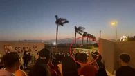 La afición del Sevilla estalla: un centenar de seguidores atacan al autobús y los jugadores pasan la noche en la ciudad deportiva
