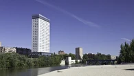 Ni Madrid ni Sevilla: la ciudad de España que tiene una playa en pleno centro urbano