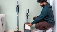 Solo 1 kilo y medio de aspirador: Cecotec deja KO con esta escoba vertical con autovaciado